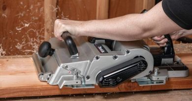 How to Replace Planer Blades on a Hand-Held Power Planer