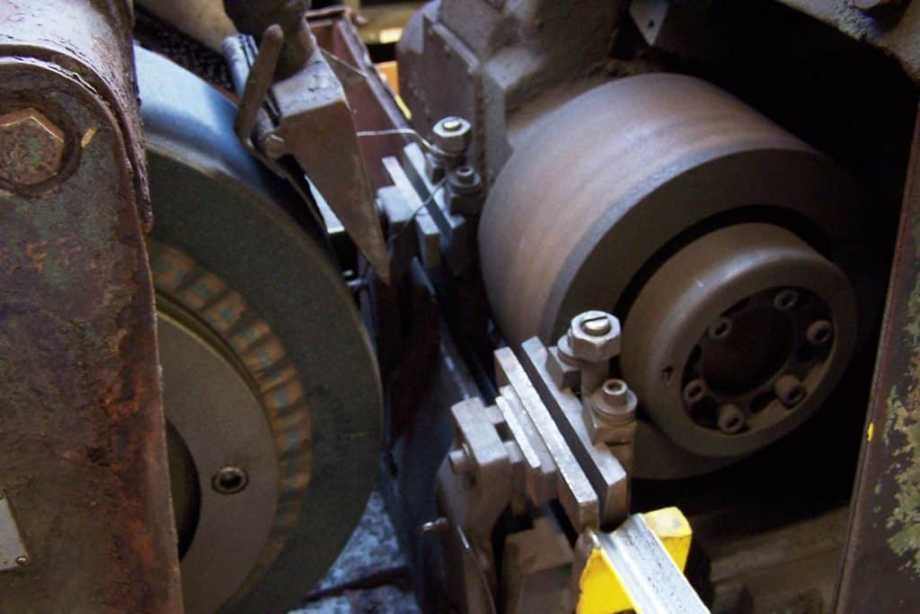 What Is the Difference Between Centerless Grinding and Centered Grinding? What Is the Difference Between Centerless Grinding and Centered Grinding?